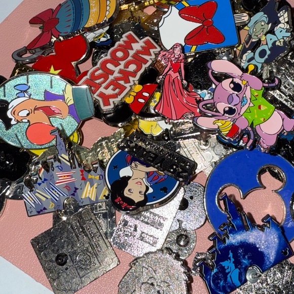 Randomized Pack of 20 Disney pins - Picture 2 of 2